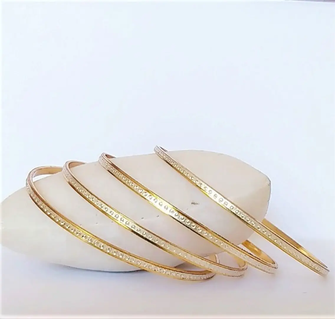 Light weight bangle hot sale designs in gold